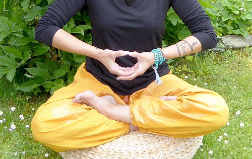 Bild "Chakren Malas:Mudra-Halschakra-1-500.jpg"