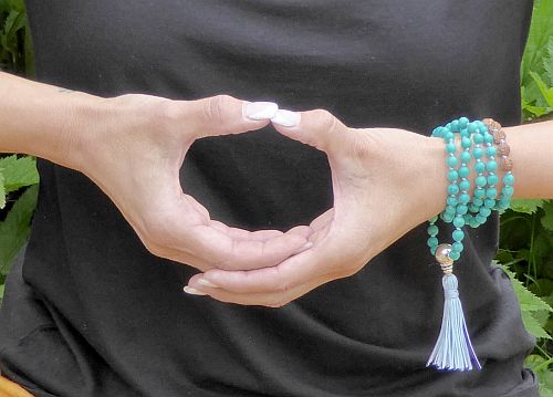 Bild "Chakren Malas:Mudra-Halschakra-2-500.jpg"