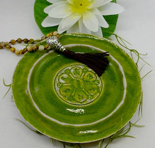Bild "Keramikschalen:Teller-gruen-Manj-Mantra-Mala-2-500_ji.jpg"