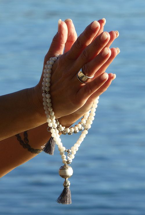Bild "die Malakette:Mala-Haende-tibetperle-500.jpg"